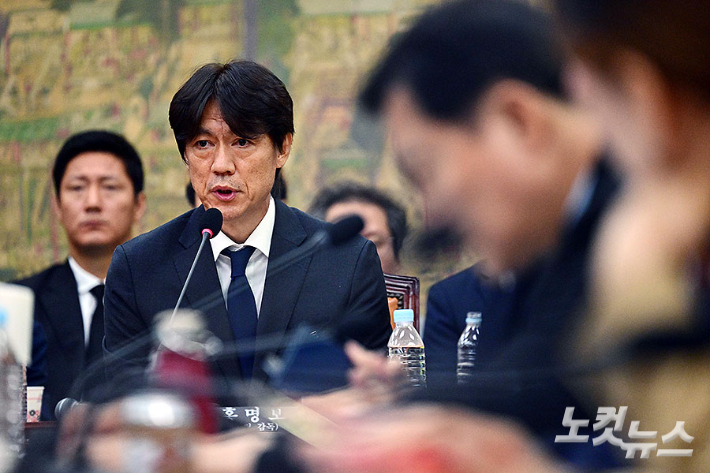 청문회에 출석해 질의에 답변 중인 홍명보 전 감독. 황진환기자