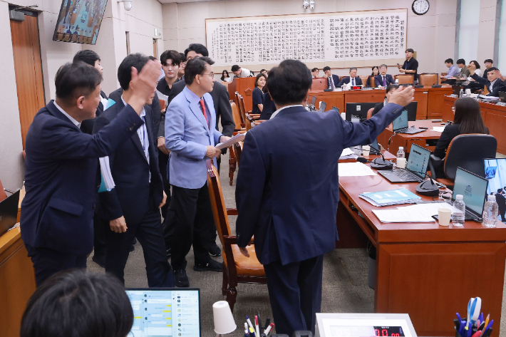 '보완수사권 폐지' 형사소송법 개정안 처리에 항의하며 퇴장하는 국민의힘. 연합뉴스