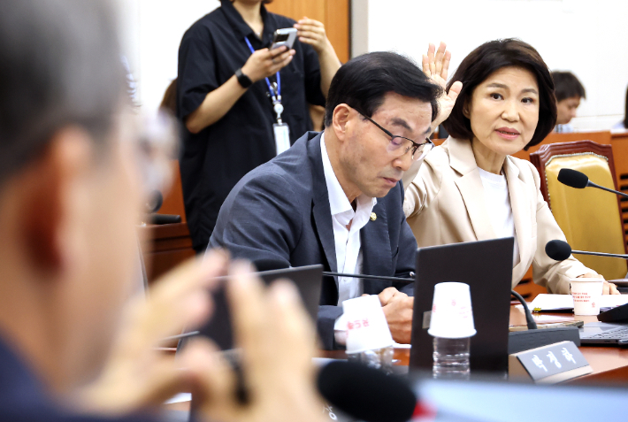 국민의힘 이진숙 의원이 30일 국회에서 열린 과학기술정보방송통신위원회 전체회의에서 의사진행발언을 신청하고 있다. 연합뉴스