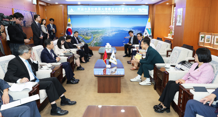 김상욱 울산시장이 30일 시청을 방문한 다이빙 주한 중국대사와 천르뱌오 주부산 중국총영사, 중국 방문단과 양 지역 간 경제 및 산업 협력 방안을 논의했다. 울산시 제공