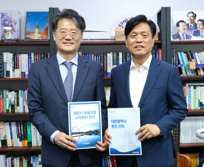 지영한 부시장(왼쪽)이 30일 국회에서 민주당 소속 조승래 재정경제기획위원장을 찾아 대전시 현안 해결을 위한 국회 차원의 협조를 요청했다. 대전시 제공