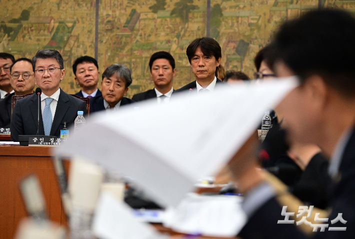 정몽규 전 대한축구협회장과 홍명보 전 축구대표팀 감독이 30일 국회 문화체육관광위원회에서 열린 대한축구협회 현안 관련 청문회에 증인으로 출석해 의원들의 질의를 듣고 있다. 황진환 기자