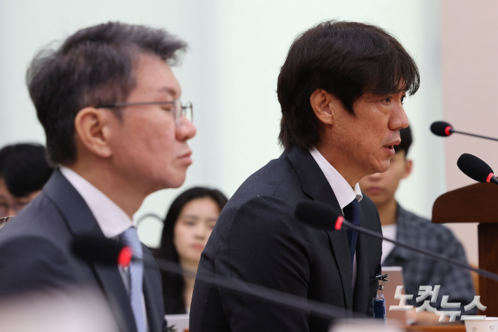 홍명보 전 축구국가대표 감독이 30일 서울 여의도 국회에서 열린 문화체육관광위원회의 대한축구협회 현안 관련 청문회에 참석해 질의에 답하고 있다. 황진환 기자