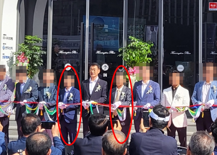 2023년 6월 아파트 분양 오픈식. 왼쪽부터 오 전 지사 보좌진, 문대림 의원, A씨. 독자 제공