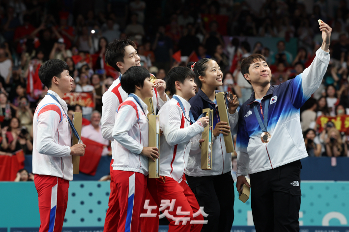 2024파리올림픽 탁구 혼합 복식에서 동메달을 획득한 임종훈(오른쪽부터), 신유빈이 북한선수단, 중국 선수단과 셀카를 찍고 있다. 2024.7.30 파리=올림픽사진공동취재단/KCK 황진환 기자 