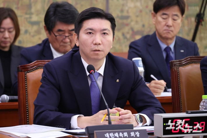 지난해 10월 27일 서울 여의도 국회에서 열린 문화체육관광위원회의 대한체육회 등에 대한 국정감사에서 유승민 대한체육회장이 의원 질의에 답변을 하고 있다. 윤창원기자