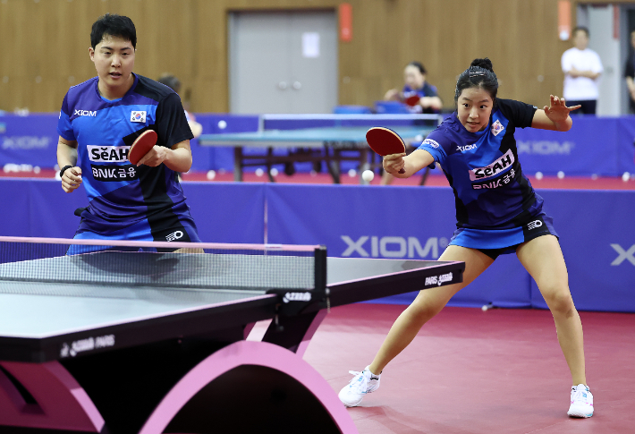 30일 충북 진천선수촌 오륜관에서 2026 아이치·나고야 아시안게임 탁구 대표팀 임종훈(왼쪽)-신유빈이 훈련을 하고 있다. 연합뉴스 