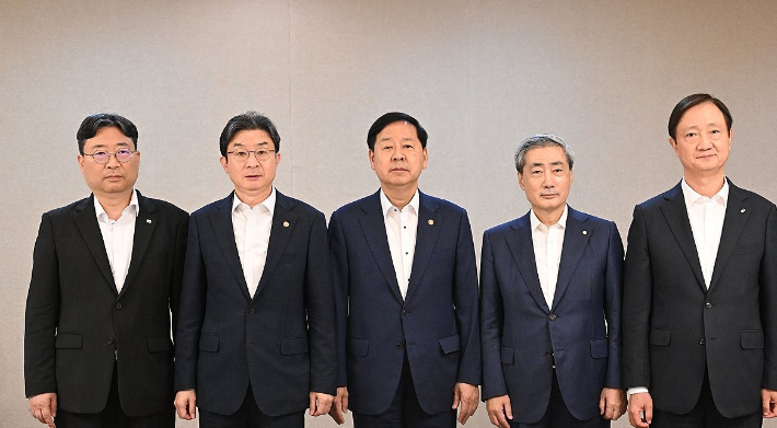 29일 서울 종로구 정부서울청사에서 열린 긴급 시장상황점검회의에 앞서 (왼쪽부터)하준경 청와대 경제성장수석, 이억원 금융위원장, 구윤철 경제부총리, 신현송 한국은행 총재, 이찬진 금융감독원장이 사진촬영을 하고 있다. 재정경제부 제공