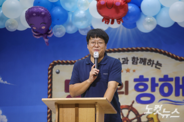  송지동교회 김경민 목사가 캠프 참가 어린이들에게 환영 인사를 전하고 있다. 최화랑 기자
