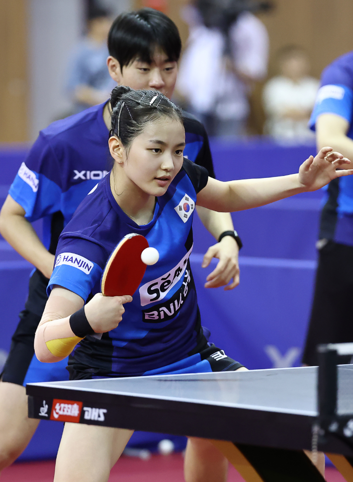 30일 충북 진천선수촌 오륜관에서 2026 아이치·나고야 아시안게임 탁구 대표 김나영-오준성이 훈련을 하고 있다. 연합뉴스 