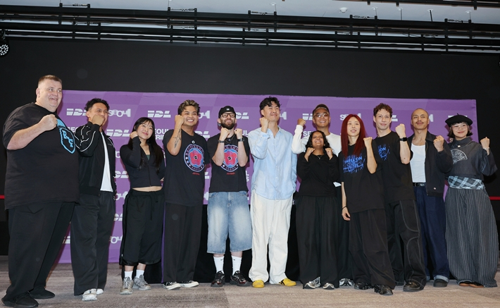 이날 간담회에는 한국 서울의 원밀리언, 캐나다 밴쿠버의 브라더후드, 미국 로스앤젤레스(LA)의 지알브이, 동남아시아의 잼 리퍼블릭, 노르웨이 오슬로의 퀵 스타일, 뉴질랜드 오클랜드의 로열 패밀리가 참석했다. 연합뉴스