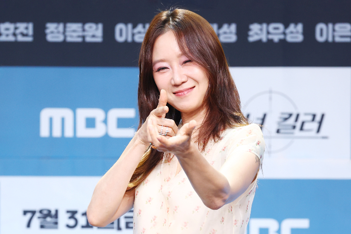 배우 공효진이 30일 오후 서울 마포구 MBC 골든마우스홀에서 열린 새 금토드라마 '유부녀 킬러' 제작발표회에서 포즈를 취하고 있다. 연합뉴스