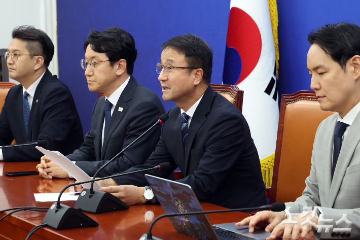 더불어민주당 한병도 당대표 직무대행 겸 원내대표가 31일 서울 여의도 국회에서 기자간담회를 열고 청와대 특별감찰관 후보에 최길수 변호사를 추천한다고 밝혔다. 윤창원 기자
