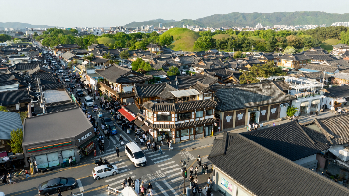 관광객들이 경주 황리단길 일원에서 한옥 거리와 대릉원을 배경으로 관광을 즐기고 있다. 경주시 제공