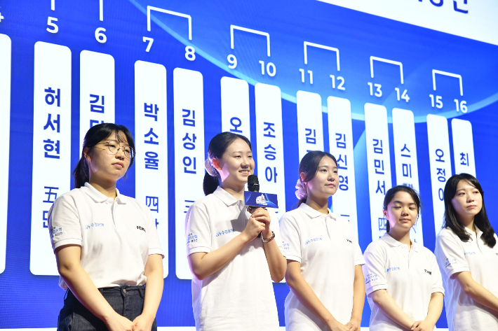 Sh수협은행 여자바둑최강전 개막식에 참석한 여자바둑 랭킹 1위 최정 9단(사진 맨 왼쪽), 2위 김은지 9단(왼쪽에서 두 번째) 등 한국기원 소속 여자 프로기사들. 한국기원 제공 