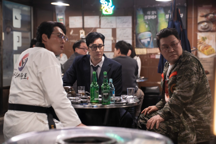 윤경호는 드라마 공개 이후 해병대 출신 장병들이 반갑게 인사를 건넨다고 전했다. 그는 "시구를 하러 갔는데 '몇 기야', '필승'이라며 좋아해 주신다"며 "해병대가 아니어서 송구스러운데 '한 번 해병은 영원한 해명'이라고 하더라. 반갑게 봐주셔서 감사할 뿐"이라고 밝혔다. SBS 제공