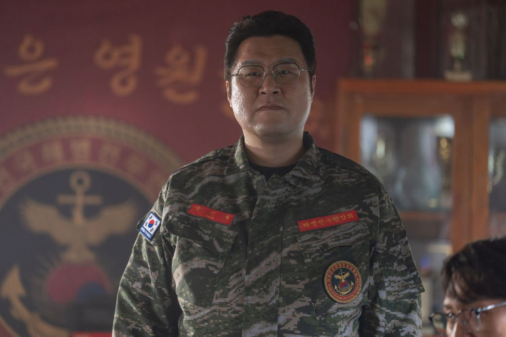 배우 윤경호는 평소에도 시민들에게 먼저 다가가 인사를 건네며 소통한다고 한다. 그는 "주말에 샵에 갔을 때 결혼 준비하는 신랑 신부가 수줍어서 인사를 못하고 있으면 다가가 축하한다고 한다. 식당에 가서도 먼저 사인을 해드리겠다고 한 적도 있었다"며 "외모 때문에 오해를 많이 받고 살았던 과거를 생각하면 누군가에 대한 반가운 존재가 될 수 있다는 게 너무 행복하다"고 밝혔다. SBS 제공