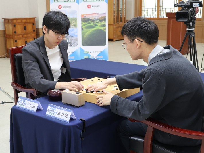 신진서 9단(사진 왼쪽) vs 조상연 6단의 대국 후 복기 장면. 한국기원 제공