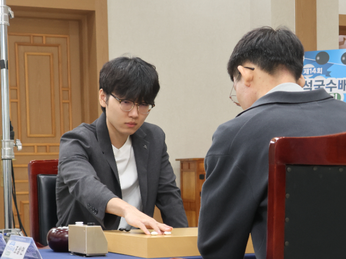 신진서 9단(사진 왼쪽)과 조상연 6단의 대국 모습. 한국기원 제공