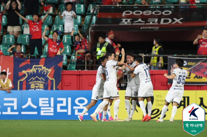 이정택의 K리그 첫 골에 함께 기쁨을 나누는 김천 선수들. 한국프로축구연맹 제공