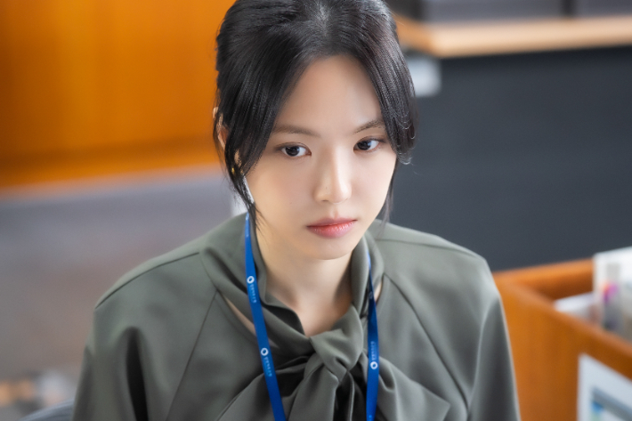배우 손나은은 드라마 종영 이후 작품의 인기를 실감하고 있다고 밝혔다. 그는 "아빠가 원래 드라마를 잘 챙겨보시는 분이 아닌데 이번 작품은 너무 재미있게 챙겨보시더라"며 "미국에 있는 지인에게도 잘 봤다는 연락이 왔다"고 말했다. SBS 제공