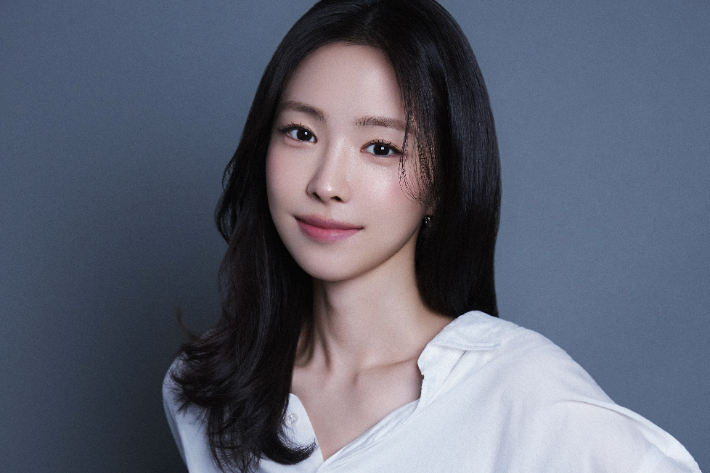 배우 손나은은 앞서 JTBC 드라마 '옥씨부인전(2024)'에서 옥태영 역으로 특별출연했다. 이를 본 '김부장' 제작진 내부에서 손나은을 캐스팅하자는 의견이 나왔고, 이승영 감독도 "좋은 배우라고 생각했다"고 밝혔다. 제이와이드컴퍼니 제공