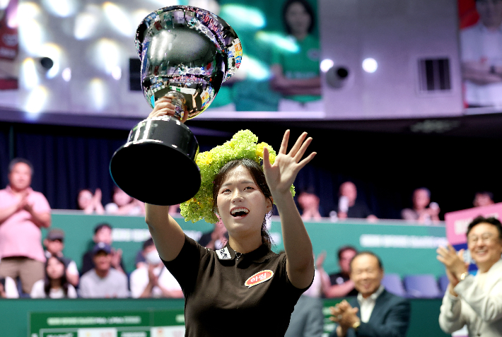 박정현이 2일 경기도 '고양 킨텍스 PBA 스타디움'에서 열린 2026-27시즌 3차 투어 '친환경 건축자재 에스와이 PBA 챔피언십' 여자부 우승컵을 들어올리고 있다. PBA 