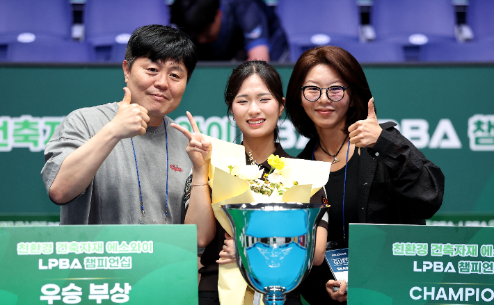 박정현이 기술적 스승 김병호(왼쪽), 정신적 쌤 김가영과 기념 촬영하고 있다. PBA 