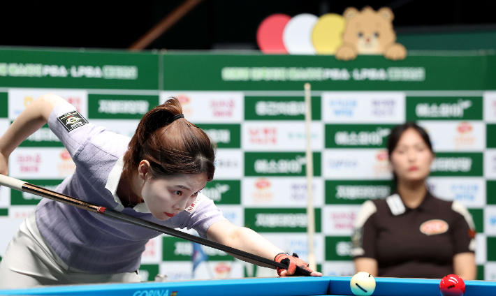 강유진이 결승에서 신중하게 샷을 구사하고 있다. PBA 