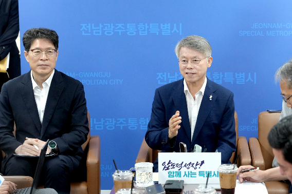 민형배 전남광주통합특별시장이 3일 통합특별시 출범 한 달을 맞아 무안청사 기자실에서 차담회를 갖고 그동안의 성과 및 추진중인 통합과제 후속조치 계획 등을 발표하고 있다. 전남광주통합특별시 제공