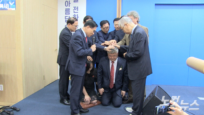 기독교한국침례회 증경총회장 곽도희 목사가 양기모 목사에게 취임 안수기도를 하고 있다.