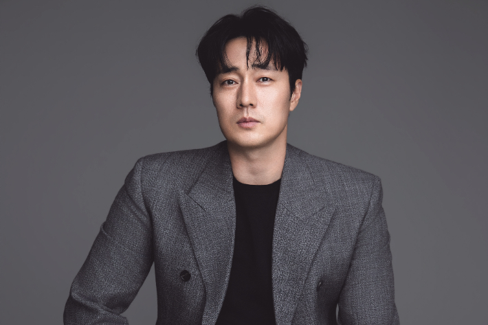 소지섭은 SBS 드라마 '김부장'에 출연하게 된 계기에 대해 "넷플릭스 시리즈 '광장' 이후 또 다른 액션 작품을 하고 싶었다"며 "그런 시기에 '김부장' 서사가 너무 가슴 아프더라. 고등학생 딸을 둔 아빠 소지섭이 궁금해 새로운 모습을 보여드리고 싶었다"고 밝혔다. 피프티원케이 제공