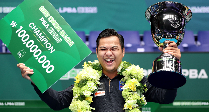 응우옌쩐타인타오가 3일 경기도 '고양 킨텍스 PBA 스타디움'에서 열린 2026-27시즌 3차 투어 '친환경 건축자재 에스와이 PBA 챔피언십' 남자부 결승에서 이긴 뒤 우승컵과 상패를 들고 기뻐하고 있다. PBA 
