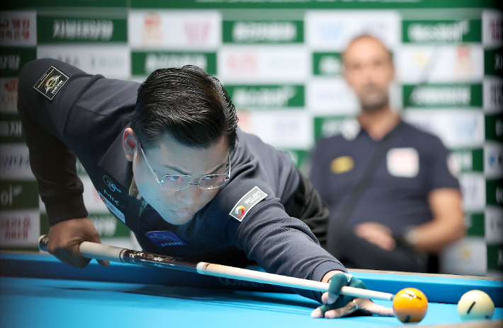 응우옌쩐타인타오가 3일 경기도 '고양 킨텍스 PBA 스타디움'에서 열린 2026-27시즌 3차 투어 '친환경 건축자재 에스와이 PBA 챔피언십' 남자부 결승에서 신중하게 샷을 구사하고 있다. PBA 