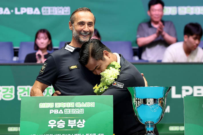 응우옌쩐타인타오가 3일 경기도 '고양 킨텍스 PBA 스타디움'에서 열린 2026-27시즌 3차 투어 '친환경 건축자재 에스와이 PBA 챔피언십' 남자부 결승 뒤 접전을 펼친 사이그너와 포옹하고 있다. PBA 