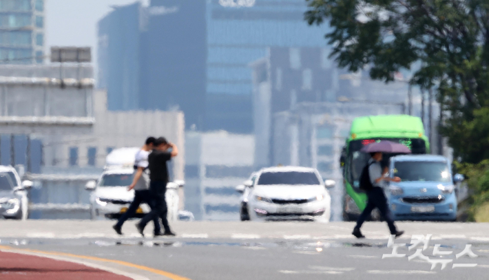 연일 '극한 폭염'이 이어지고 있는 가운데 3일 서울 영등포구 여의도 일대에 아지랑이가 피어오르고 있다. 박종민 기자
