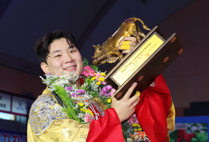 3일 경북 문경시 문경체육관에서 열린 위더스제약 2026 민속씨름 문경오미자장사씨름대회에서 김무호(울주군청)이 한라장사에 등극한 뒤 기념촬영하고 있다. 김무호는 개인전 최다인 23연승 신기록을 세우며 개인 통산 14번째 한라장사에 올랐다. 대한씨름협회 