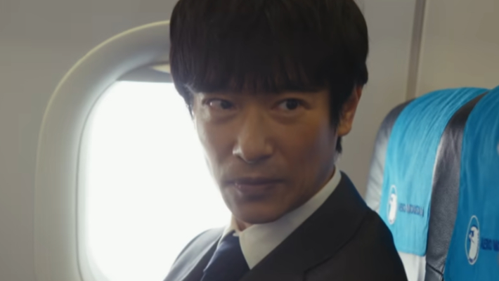 일본 드라마 'VIVANT'에 출연한 사카이 마사토의 모습. 비행기 기내 좌석을 세우고 앉아 있다. TBS 공식 유튜브 영상 캡처