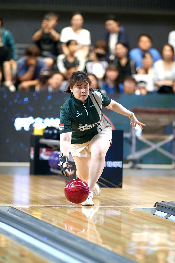 이나영이 3일 경기도 용인시 볼토피아에서 열린 '2026 디에이치하이텍컵 여자프로볼링대회' 결승에서 힘차게 투구하고 있다. KPBA 