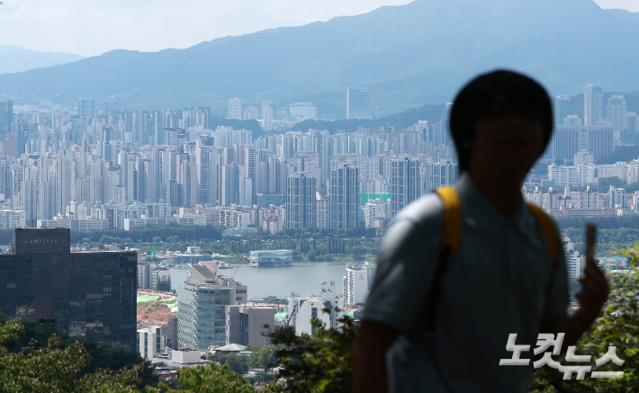 지난달 29일 서울 남산에서 바라본 서울 시내 아파트 단지의 모습. 류영주 기자