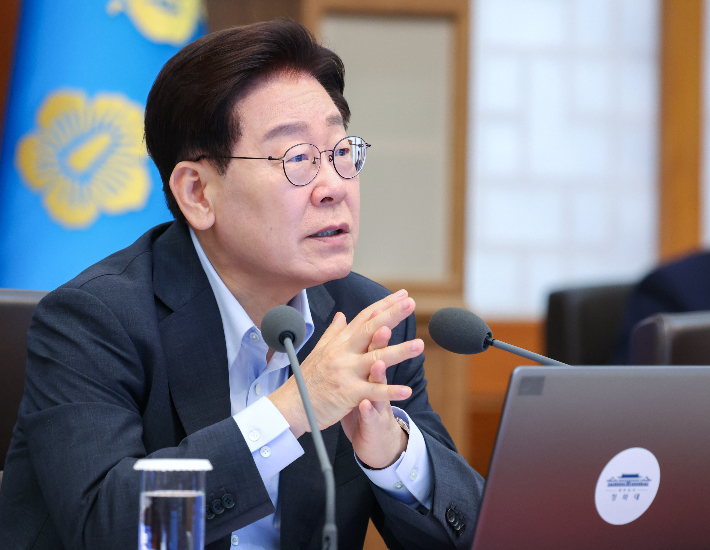  이재명 대통령이 4일 청와대에서 열린 국무회의에서 발언하고 있다. 연합뉴스