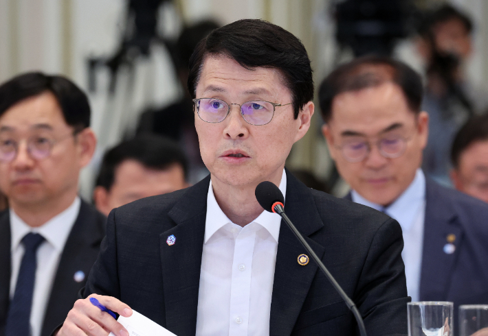 최원호 원자력안전위원장이 4일 청와대 영빈관에서 열린 이재명 대통령 주재 부처 업무보고에서 보고하고 있다. 연합뉴스