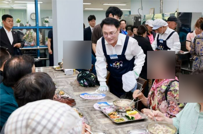 송형곤 의장이 어르신들과 대화하고 있다. 통합특별시의회 제공