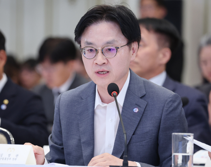 김정관 산업부 장관이 4일 청와대 영빈관에서 열린 이재명 대통령 주재 부처 업무보고에서 보고하고 있다. 연합뉴스