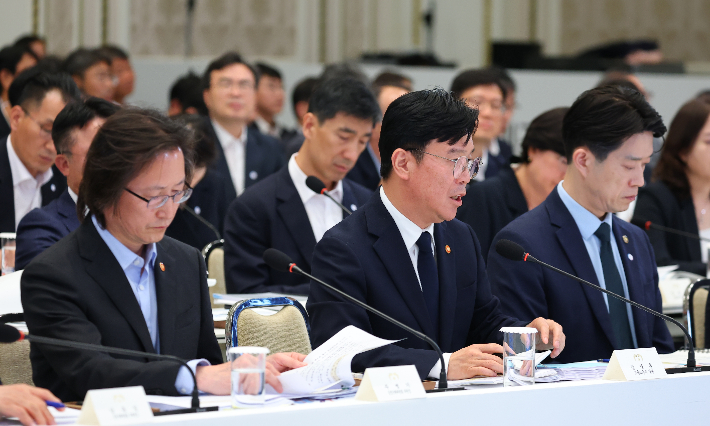 김영훈 노동부 장관이 4일 청와대 영빈관에서 열린 이재명 대통령 주재 부처 업무보고에서 보고하고 있다. 연합뉴스