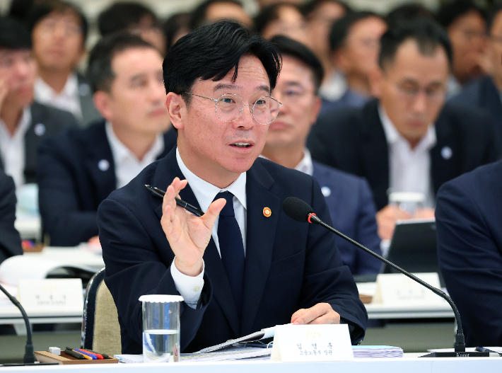 김영훈 노동부 장관이 4일 청와대 영빈관에서 열린 이재명 대통령 주재 부처 업무보고에서 보고하고 있다. 연합뉴스