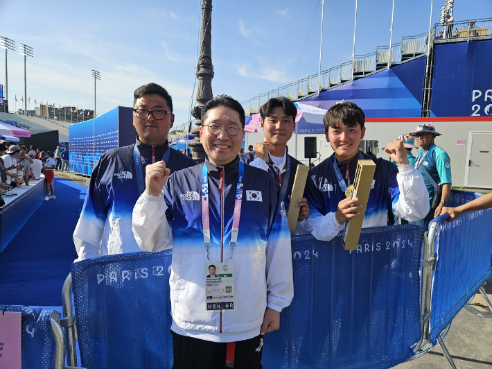 2024년 파리올림픽 당시 남자 양궁 대표팀과 기념 촬영한 이상현 회장. 태인  