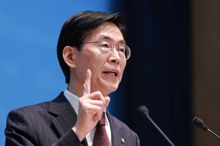 국민의힘 조경태 의원이 5일 국회 소통관에서 국민의힘 윤민우 윤리위원장 사퇴와 윤리위 재구성, 한동훈 의원에 대한 제명 징계 철회 등을 촉구하고 있다. 연합뉴스