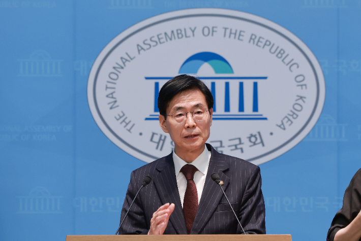 국민의힘 조경태 의원이 5일 국회 소통관에서 국민의힘 윤민우 윤리위원장 사퇴와 윤리위 재구성, 한동훈 의원에 대한 제명 징계 철회 등을 촉구하고 있다. 연합뉴스