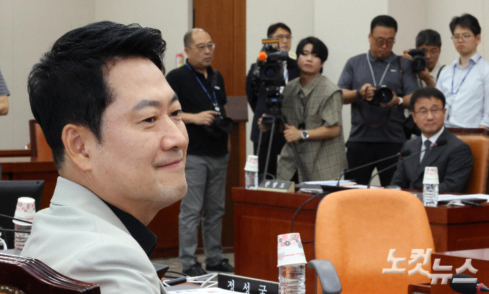 국민의힘 장동혁 대표와 더불어민주당 한병도 대표 직무대행 겸 원내대표가 4일 서울 여의도 국회에서 열린 국회 교육위원회 전체회의에 참석하고 있다. 박종민 기자